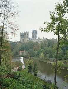 Vue de la cathédrale de Durham à travers la rivière Wear, commencée en 1093