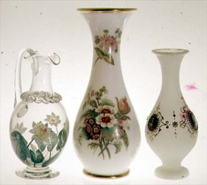 Cruche à eau décorée de nénuphars en peinture céramique recouverte de cristal, par Henry G. Richardson, milieu du 19e siècle; deux vases en verre opale par Henry G. Richardson, fin du 19e siècle; vase en verre opale avec peinture émaillée, fin du 19e siècl