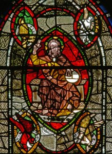 Fenêtre S représentant le Christ en majesté entouré de symboles des évangélistes