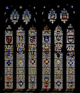 Fenêtre Chapelle St Nectan Sw représentant des anges avec des écussons ; anges réinitialisés, têtes et médaillons. les quatre symboles des Évangélistes - English School