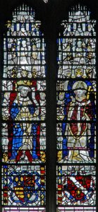Fenêtre c17 représentant des figures et des boucliers en dessous - English School