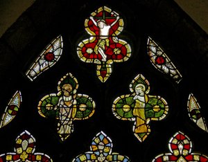 Fenêtre représentant la Crucifixion avec Marie et Jean