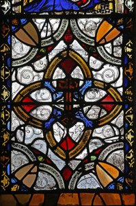 Fenêtre n4 représentant grisaille et emblème de Saint Pierre