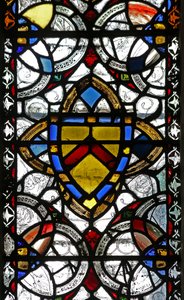 Fenêtre n4 représentant grisaille et blason