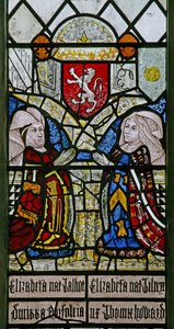 Fenêtre w1 représentant Elizabeth Talbot, duchesse de Norfolk et Elizabeth Tilney, comtesse de Surrey avec les armoiries de la famille Mowbray au-dessus - English School