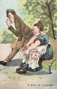 Femme changeant un bébé dans le parc - English School