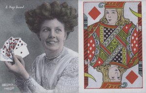 Femme avec des cartes à jouer et le valet de carreau