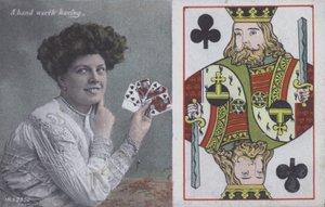 Femme avec des cartes à jouer et le Roi de Trèfle
