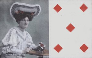 Femme avec des cartes à jouer et le cinq de carreau