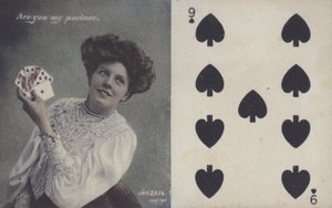 Femme avec des cartes à jouer et le neuf de pique (lithographie en couleur)