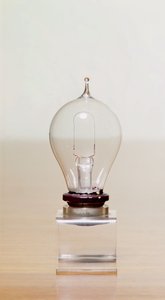Première ampoule commerciale