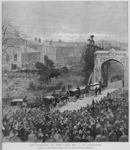 Procession funéraire portant le corps du prédicateur baptiste particulier anglais Charles Haddon Spurgeon arrivant aux portes du cimetière de Norwood, Londres