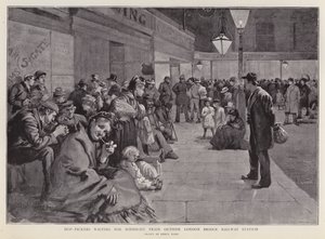 Cueilleurs de houblon attendant devant la gare de London Bridge pour le train de minuit vers le Kent - Enoch Ward