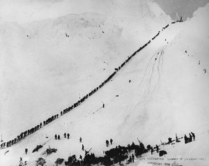 Les porteurs montant le sommet du col de Chilkoot, de 