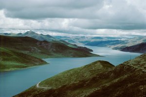 Lac Yamdrog, route sud de Shigatse à Lhassa, Tibet (photo)