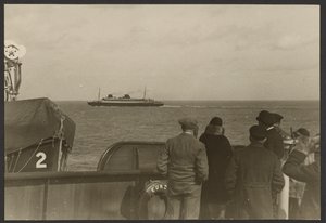 [Groupe de personnes sur le pont d