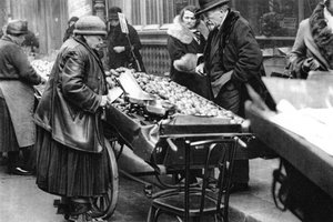 Un vendeur de fruits typique, Paris, 1931