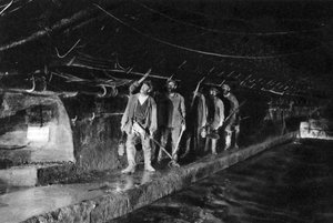 Égoutiers dans le grand égout, Paris, 1931 - Ernest Flammarion
