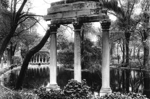 Les colonnes corinthiennes des Naumachies, Parc Monceau, Paris, 1931