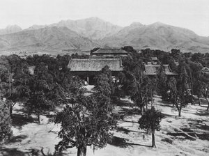 Taianfu, Tai miao, Shantung, vue du Mont Sacré Tai shan au-dessus du Grand Temple au nord - Ernst Boerschmann