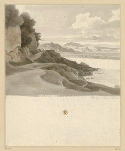Paysage fluvial avec un sentier longeant une rive rocheuse près d
