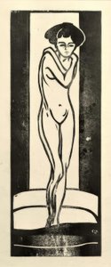 Jeune fille debout avec les bras croisés
