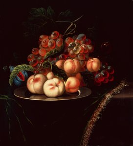 Pêches sur une assiette en étain avec des raisins et une figue sur un rebord drapé