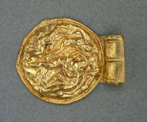 Pendentif bulla embossé. Civilisation étrusque, IVe siècle av. J.-C.