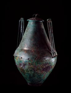 Civilisation étrusque : vase biconique en bronze avec double anse et couvercle de la tombe du char en bronze à Vulci, 680-670 av. J.-C.