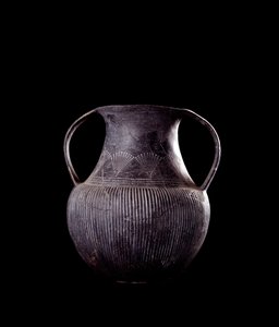 Civilisation étrusque : amphore en bucchero noir, de Veio, nécropole de Monte Michele, Italie - 7e siècle av. J.-C.