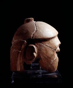 Civilisation étrusque : tête casquée en terre cuite du groupe Antenanti de Murlo, Poggio Civitate, Italie - 580-570 av. J.-C. - Etruscan