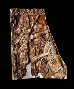 Civilisation étrusque : plaque en ivoire décorée de la représentation de Geryon - Du tumulus de Montefortini, Comeana, Italie - 7e siècle av. J.-C. Dim 10x8,1 cm Florence, Museo Archeologico, inv 194662 - Etruscan