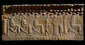 Civilisation étrusque : frise en terre cuite ornée de bas-reliefs de divinités et de dignitaires assis. 580 av. J.-C. Dim. 24x54 cm. Du palais de Murlo. Murlo, Antiquarium Comunale