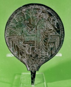 Miroir représentant Aphrodite persuadant Hélène de suivre Paris à Troie, de Palestrina