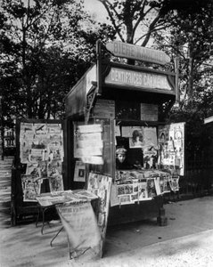 Kiosque à Paris, c.1910 - Eugène Atget