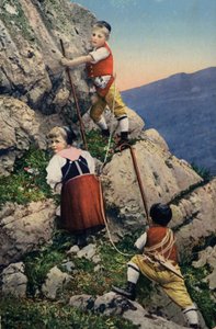 Enfants grimpant dans les Alpes