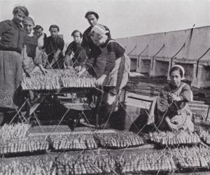 Séchage des sardines (photo n/b)