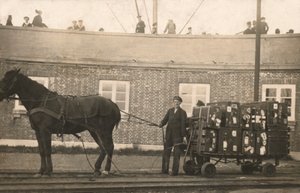 Porteur avec un chariot à bagages tiré par des chevaux aux docks