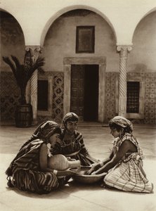 Tunis, Groupe de femmes dans une maison arabe - European Photographer