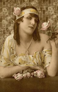 Femme posant avec des fleurs (photo couleur) - European Photographer