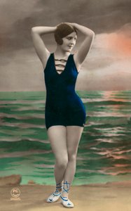 Jeune femme en maillot de bain