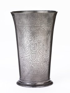 Gobelet commémoratif en étain avec portraits de Guillaume III et Marie II, vers 1689-94