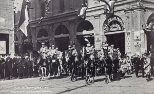 Album "Duce": Benito Mussolini à cheval défilant dans les rues de Ferrare