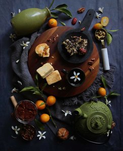 Thé et gourmandises dans une ambiance chaleureuse