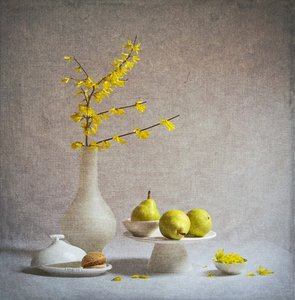 Fleurs jaunes, poires vertes