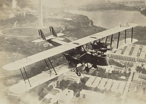 [Avion volant au-dessus de Washington D.C.]