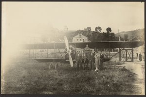 [Portrait de groupe devant un avion] - Fedele Azari