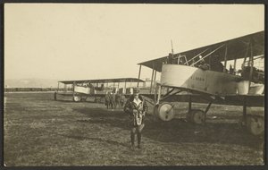 [Homme devant un avion] - Fedele Azari