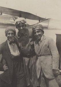 [Portrait de trois hommes souriant devant un avion]. - Fedele Azari