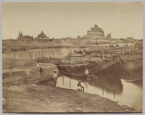 Pont de bateaux sur la rivière Gumti près du Chattar Manzil et du Fusseed Bakah ou ancien palais